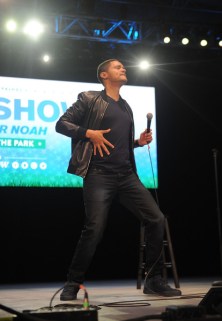 dailyshowtrevornoahstandupparkupnrndva7wol