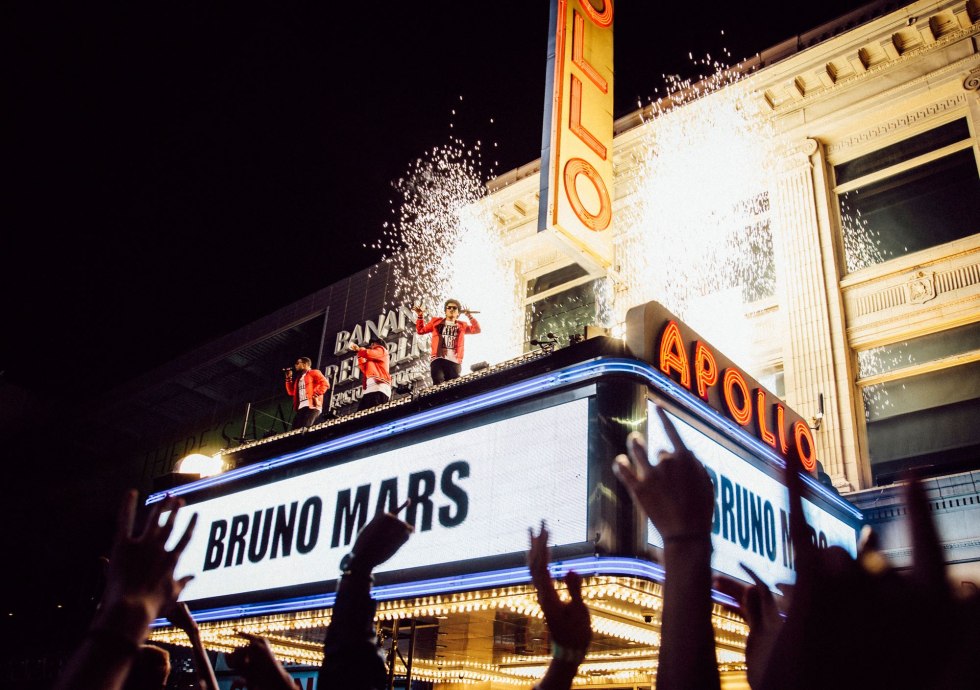 bruno-mars-apollo-2000.jpg